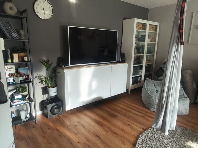 Ehrlich und provisionsfrei:  große 3-4 Zimmer Wohnung mit großzügigem Balkon & Stellplatz – Wohnzimmer_1