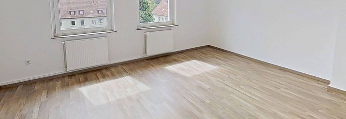 Appartement moderne de 3 pièces avec salle de bains éclairée par la lumière du jour à Bielefeld-Mitte – Ansicht I: Wohn- und Esszimmer
