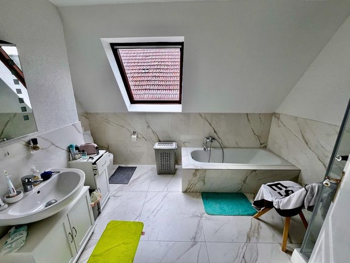 Balkonlu tarihi şehir evinde 5 odalı dubleks daire, 120 m² – Bad Bergzabern – Badezimmer
