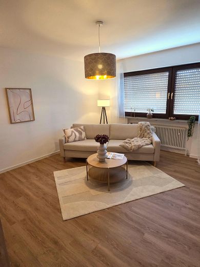 4 Zimmer Wohnung hochwertig renoviert in Top Lage – Wohnzimmer