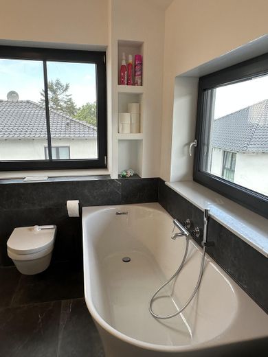 Modernes Einfamilienhaus mit Smart Home & hochwertiger Ausstattung in ruhiger Lage bei Linz am Rhein – Elternbadezimmer