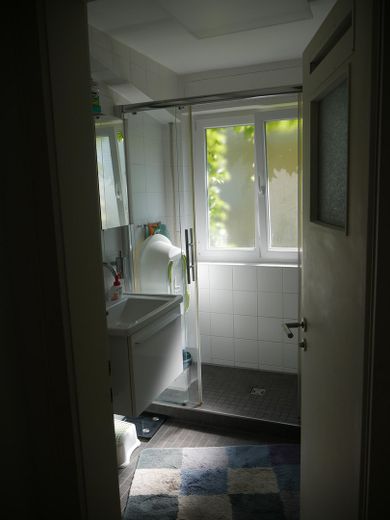 Großzügige Eigentumswohnung im 1. OG mit Studio und Garten – Bad