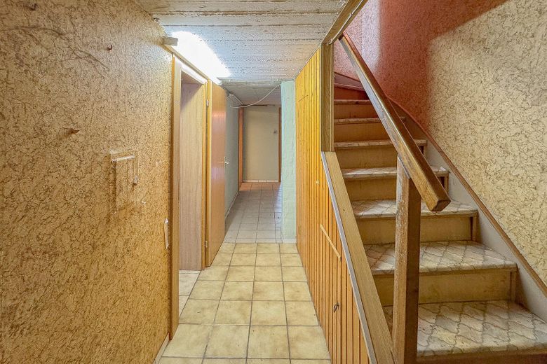 REIHENHAUS – DOPPELGARAGE – TERRASSE – GARTEN – RENOVIERUNGSBEDÜRFTIG – Keller - KG