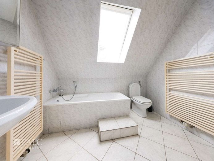 Über den Dächern Berlins: 3-Zimmer-Maisonette mit Südwest-Terrasse - sofort frei! – Badezimmer DG