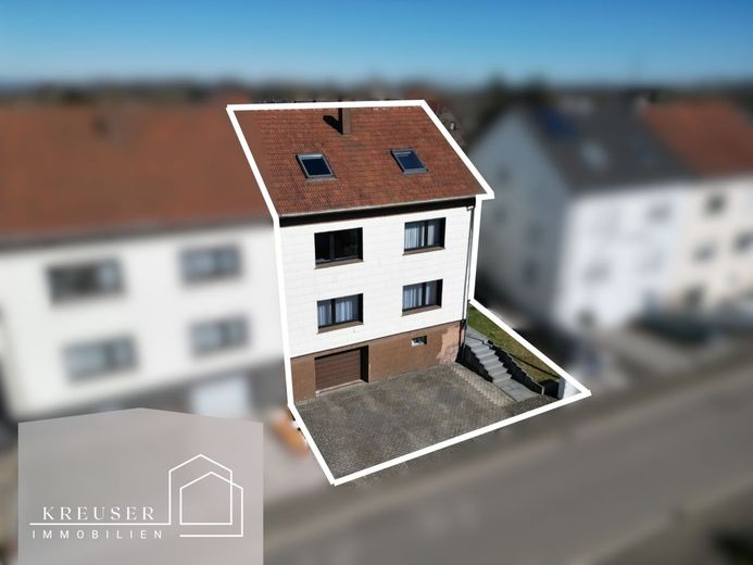 Familientraum in Saarlouis: Großzügiges Einfamilienhaus mit weitläufigem Garten in ruhiger Lage – Bild 1