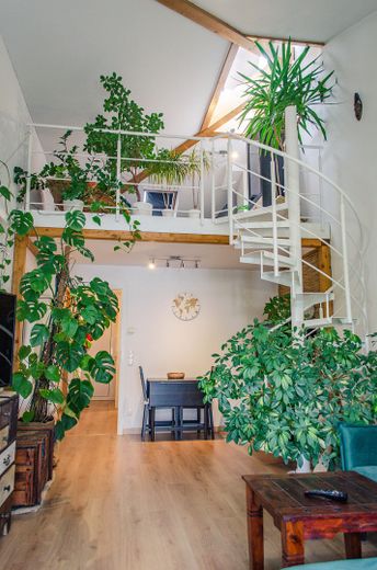well-located maisonette condominium apartment with underground parking, only 200m to Wiesengrund! – Blick auf die Galerie
