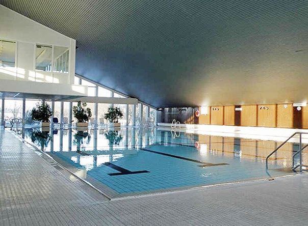 Schwimmbad mit 25 m Becken 