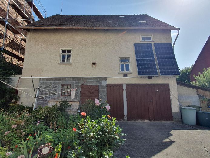Family-friendly detached house with a large plot – Scheune mit Garage