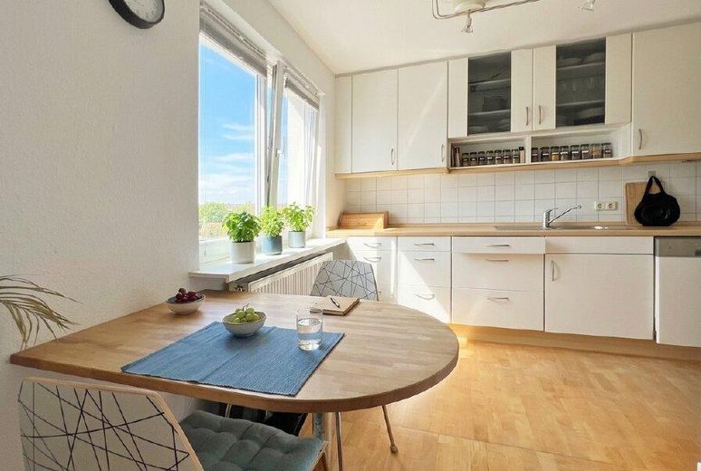 Luxuriöse, modernisierte DG-Whg. mit Wintergarten und großer Terrasse mit hoher Lebensqualität – Eßbereich u Küche