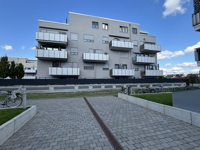 Rödermark / Ober-Roden’de balkonlu ve kapalı otopark alanına sahip yüksek kaliteli 3 odalı daire – Fotoğraf 1