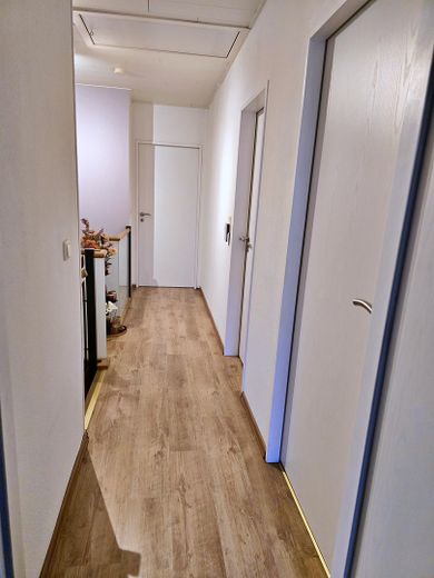 DA PRIVATO!! Casa a schiera centrale adatta alle famiglie con giardino e 2 posti auto ad Ahrensburg – Flur OG