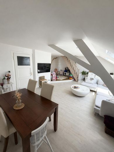 Großzügige 4-Zimmer-Maisonettewohnung – Wohnzimmer mit Essbereich