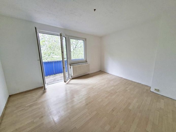 CITYHOUSE: Zentrale 3 Zimmer Wohnung in der Südstadt mit zwei Balkonen, Keller und separater Garage – Wohnzimmer mit Zugang zum Balkon