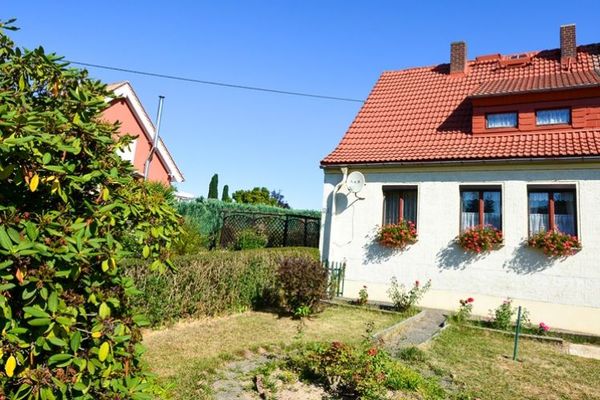 Breathe in the country air in Löthain – semi-detached house with 4 rooms & approx. 655 m² plot incl. 2 garages!