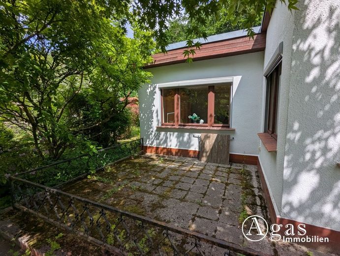 Sonniges Baugrundstück mit Ferienhaus und Garage - direkte Waldrandlage in Melchow – Terrasse