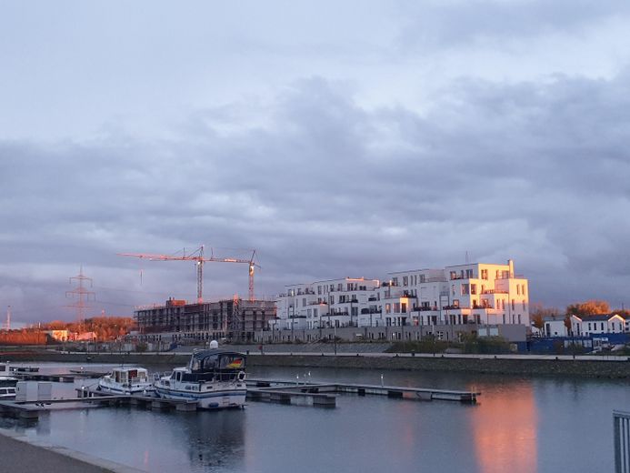 Wohnung im Bau, stadtnah im Hafenquartier Graf Bismark mit Balkon am Yachthafen/Kanal für 2 Personen – Ambiente Wohnumfeld