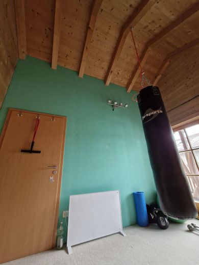 Ökol. Blockhaus in Bernau am Chiemsee – Zuhause auf Zeit für bis zu 5 Jahre, mit eigenem Garten – Fitnessraum