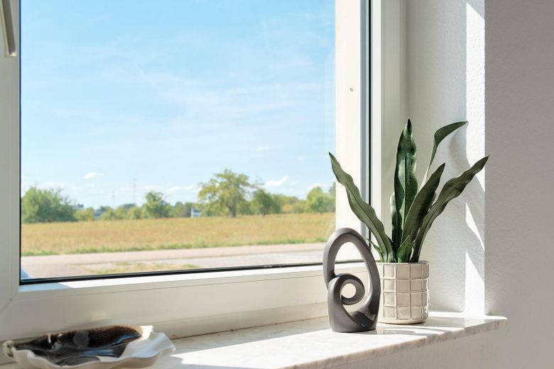 Gotowe do zamieszkania i nowoczesne: mieszkanie 3-pokojowe z łazienką z oknem i klimatyzacją – Blick Schlafzimmer