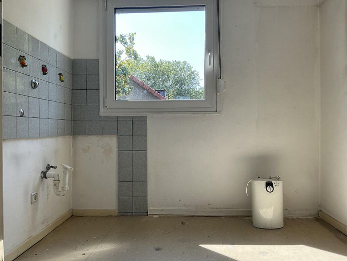 3-Zimmer-DG (2. Etage) für handwerklich Geschickte, ab sofort verfügbar – Küche