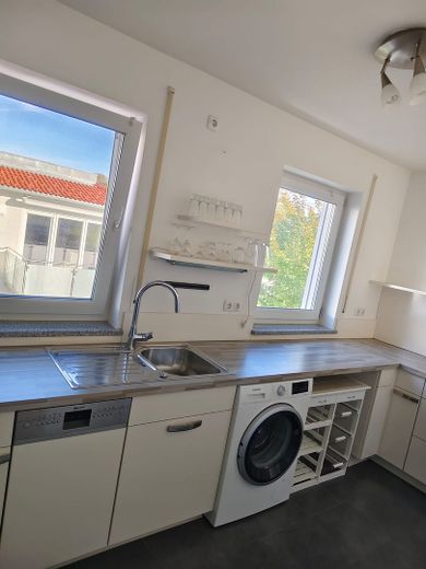Zentral gelegene 80qm-Wohnung mit großem Sonnenbalkon – Abgetrennte Einbauküche