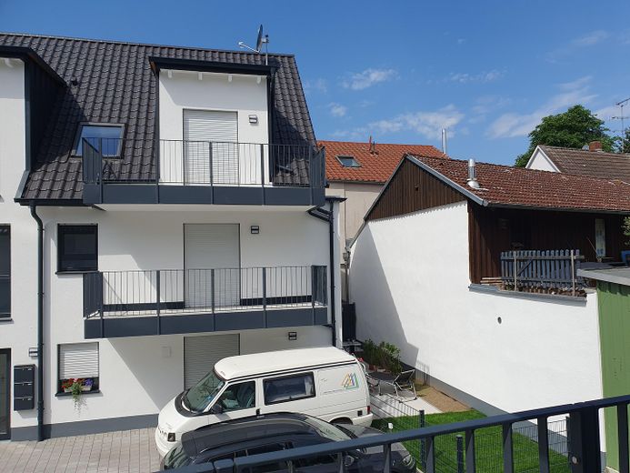VERMIETET- TOP 3-Zi-NB Whg mit EBK (98 m²) KfW 40 sehr hell mit großem Balkon, in Top-Lage – Blick aus den Balkon