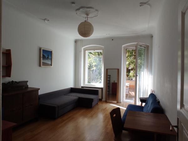 Wohnzimmer mit Balkon