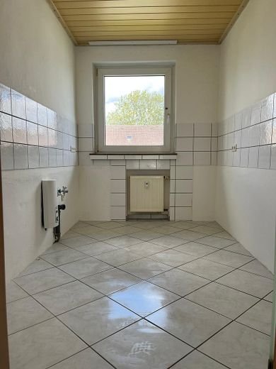 Libero e appena ristrutturato, 3 locali con balcone esposto a sud, posto auto e cantina a Bünde – Küche