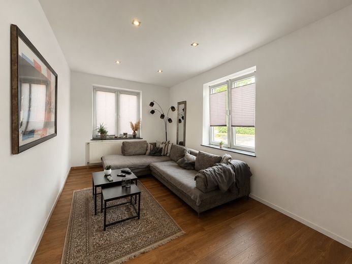 MODERNISIERTE 2-ZIMMER-WOHNUNG IN HANNOVER-HAINHOLZ – Wohnzimmer