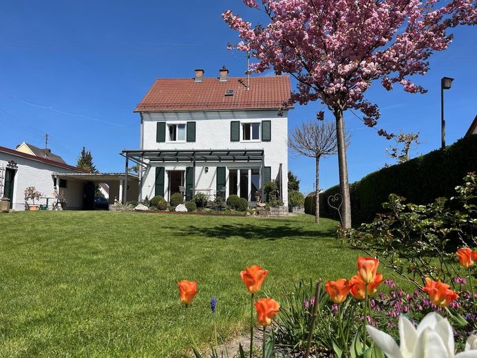 Neuwertig saniertes EFH mit großem Grund in bester Lage - provisionsfrei – Außenansicht Garten
