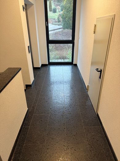 Attico di 4 locali di prima qualità con terrazza sul tetto e garage + posto auto – senza commissioni – Treppenhaus