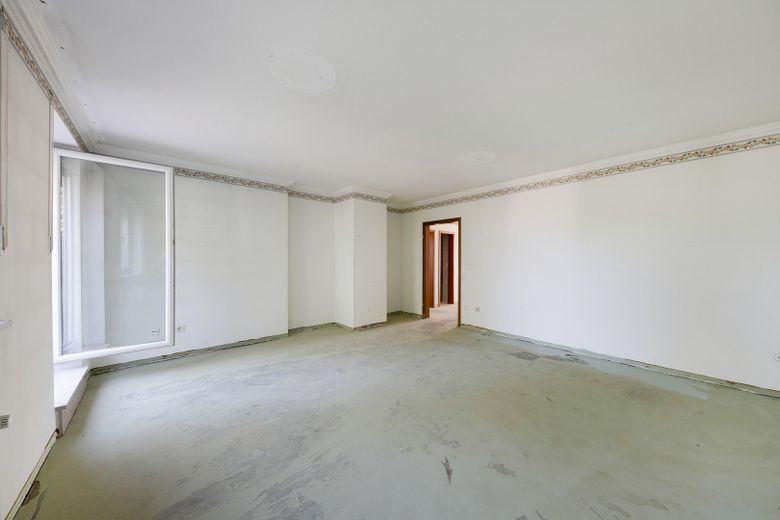 شقة مشرقة في الطابق العلوي مع شرفتين وإمكانات كبيرة للتصميم في ميونخ – Wohnzimmer