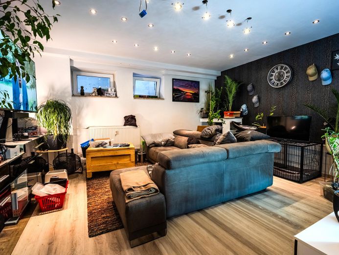 بيت سكني وتجاري بعائد استثماري قوي في Fürth-Stadeln – UG_Wohnzimmer