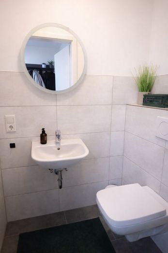 Barrierefreie moderne Eigentumswohnung mit Balkon – Gäste-WC