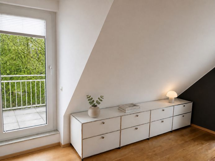 Bellissimo e accogliente appartamento mansardato con 3 locali, balcone e garage sotterraneo – Flur OG