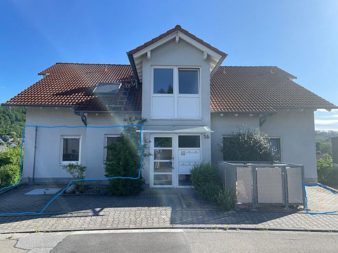 Moderne 3-Zi.-EG-Wohnung mit Blick übers Tal in Heppenheim-Kirschhausen – Außenansicht mit Stellplätzen