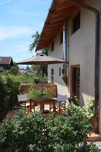 Besonderes Haus mit zeitloser Architektur & ELW am Simssee – Foto 2