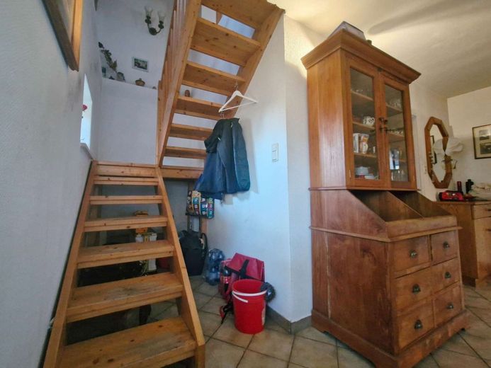 Wohnen im eigenen 1,8‑Hektar‑Wald – schöne Holztreppe in das OG