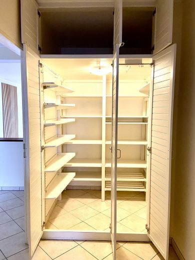 إطلالة على المساحات الخضراء عند غابة المدينة – Großer Wandschrank