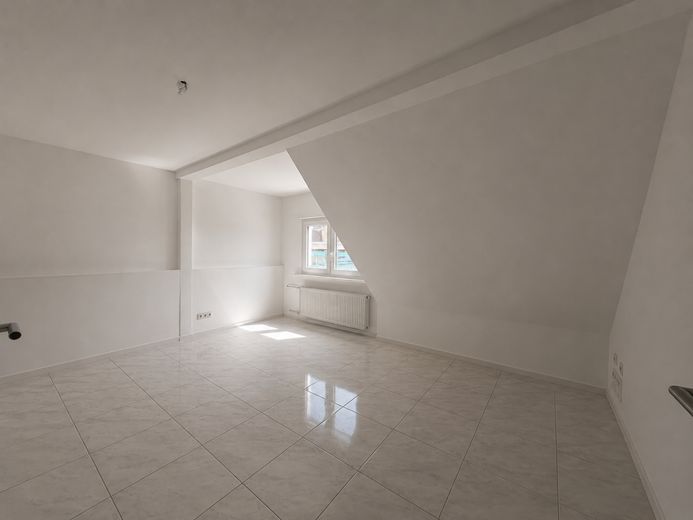 *Charmante DHH stilvoll renov. mit gr. Garten &amp; Garage* – DG Zimmer