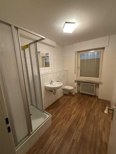Bezahlbar wohnen: Renovierungsbedürftiges Haus im Erbbaurecht mit Potenzial – Souterrain - Bad