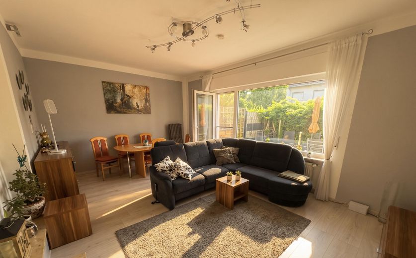 Gepflegtes Reihenmittelhaus mit großem Garten in Frankfurt-Sossenheim – Heller Wohn- und Essbereich