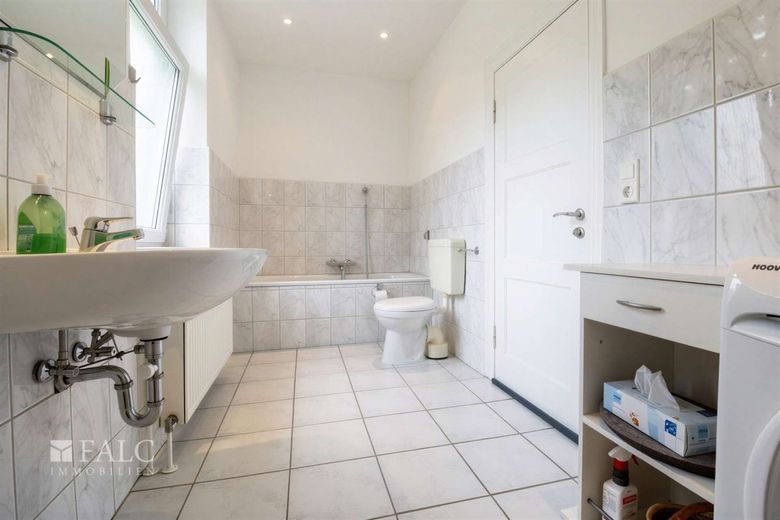 +++ Mehrfamilienhaus in toller Lage und mit guter Rendite +++ – Badezimmer Wohneinheit 1