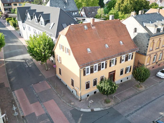 Former council/school building, listed apartment building in Friedrichsdorf – Hugenottenstr. 94 / Taunusstr.