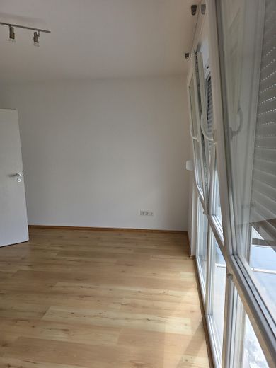 Gepflegtes Reihenendhaus mit schönem Garten, überdachter Terrasse, Kamin und Carport – Zimmer im 1. OG ("Schlafen")