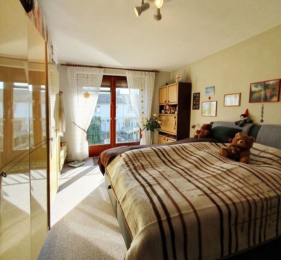 Gemütliches, sehr gepflegtes Endreihenhaus mit großem Garten und Vollkeller in ruhiger Lage! – Das schöne, helle Schlafzimmer mit französischem Balkon!
