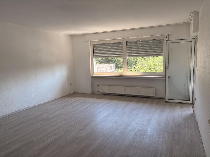 3 Zimmerwohnung mit KDB in Bochum-Nord/ Wohnberechtigungsschein erforderlich – Wohnzimmer Ri.Garten