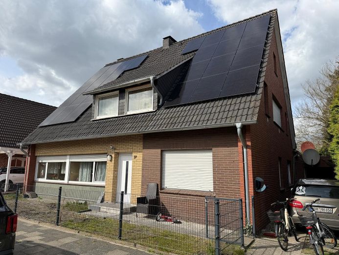 Vielseitiges Zweifamilienhaus zum Kauf - Ideal für Familien – Foto 1