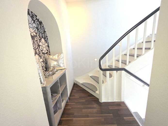 ++ MODERNISIERTE HOFANLAGE + SCHEUNE + STALLUNGEN + GROSSER GARTEN!! ++ – FLURBEREICH / TREPPENHAUS