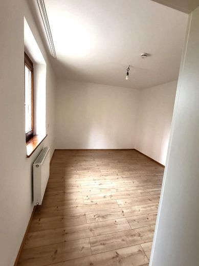 Renovierte 2-Zimmer-Wohnung in Augsburg-Lechhausen – Wohnzimmer