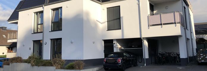Araç park yeri bulunan, aile dostu modern teraslı daire – Vorderansicht